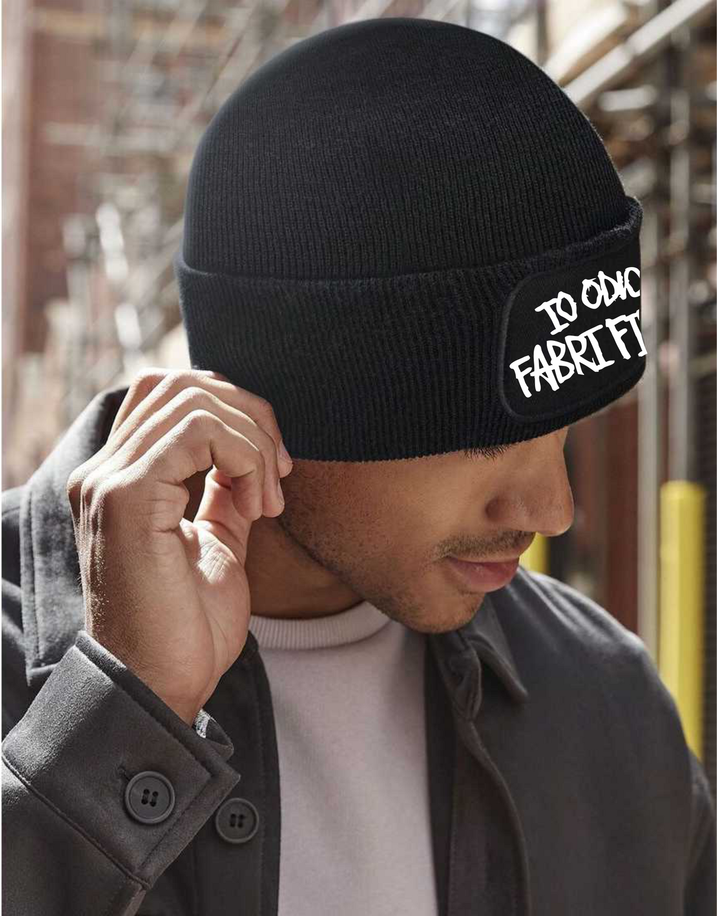 Cappellino invernale in maglia con stampa io odio fabri fibra