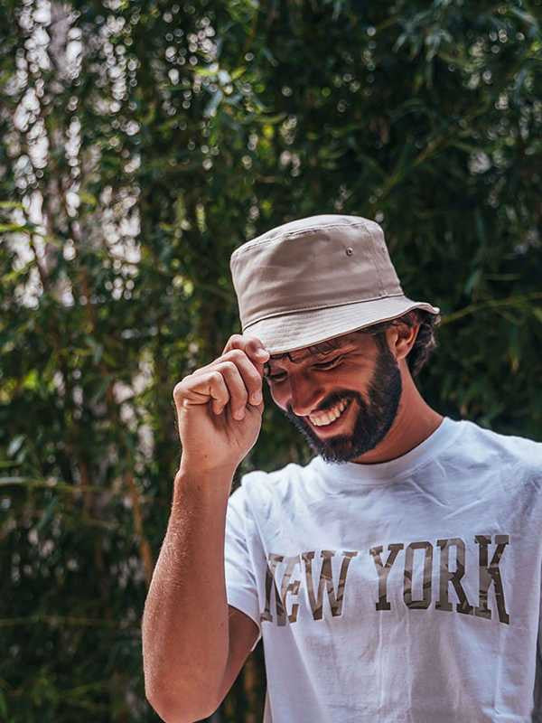 Cappello nero modello pescatore con stampa Ministero dell' Inferno